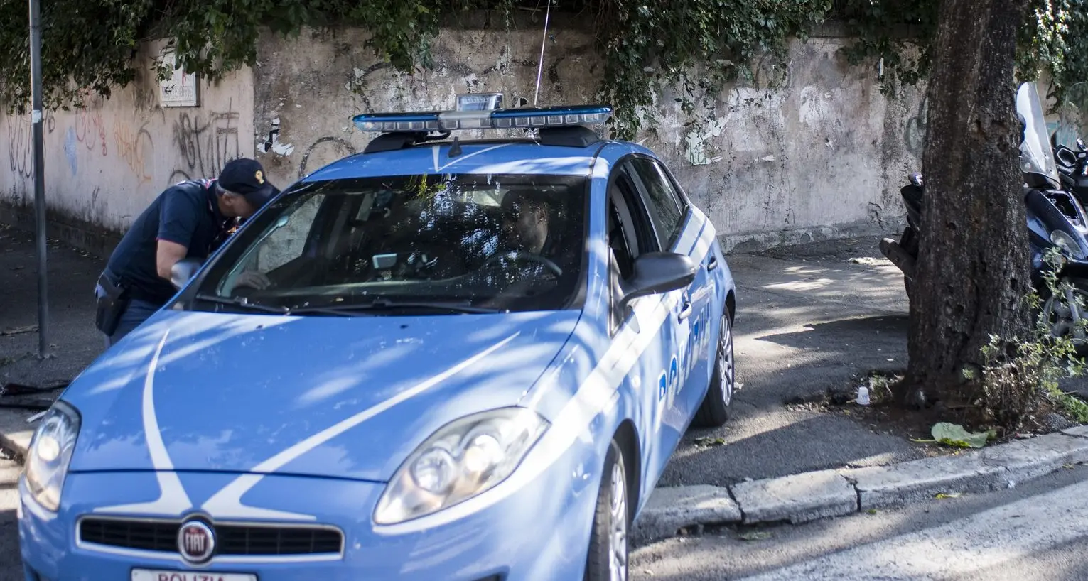 Rissa davanti al liceo Prati durante un volantinaggio