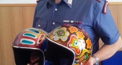 Caschi belli, ma irregolari: i carabinieri li sequestrano