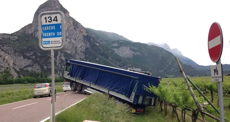Tir finisce nel vigneto, traffico in tilt sulla Gardesana