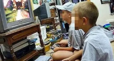 Per ore alla consolle, bimbo in ospedale