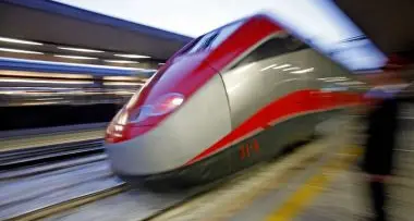 Treni, estate nera per i ritardi