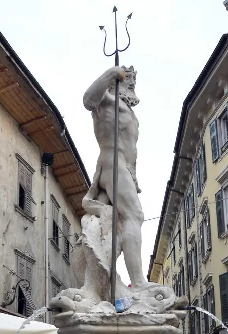 E’ sparito il tridente del Nettuno