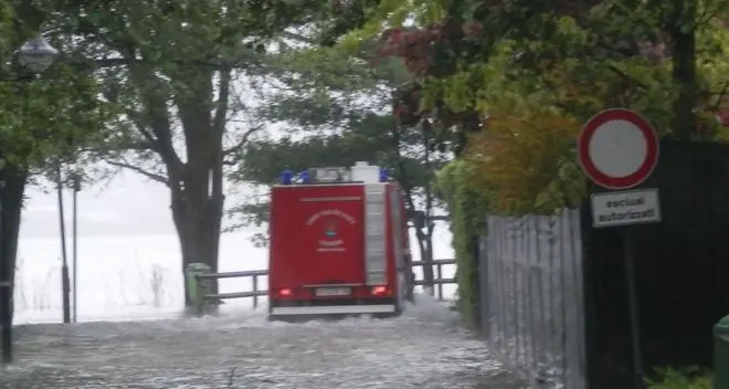 Caldonazzo, il lago ha invaso il Lido