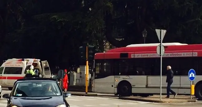 Il bus frena, due passeggere ferite