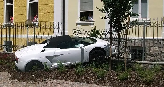 La Lamborghini finisce contro l’ospedale di Borgo