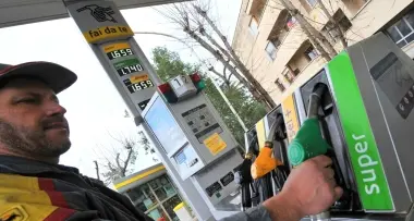 Benzina, il pieno non lo fa più nessuno