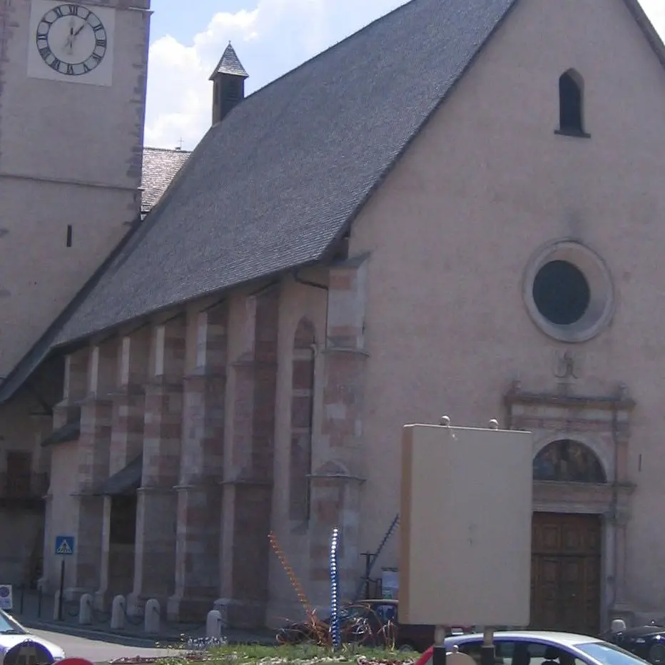 Devastata a picconate la chiesa di Cles