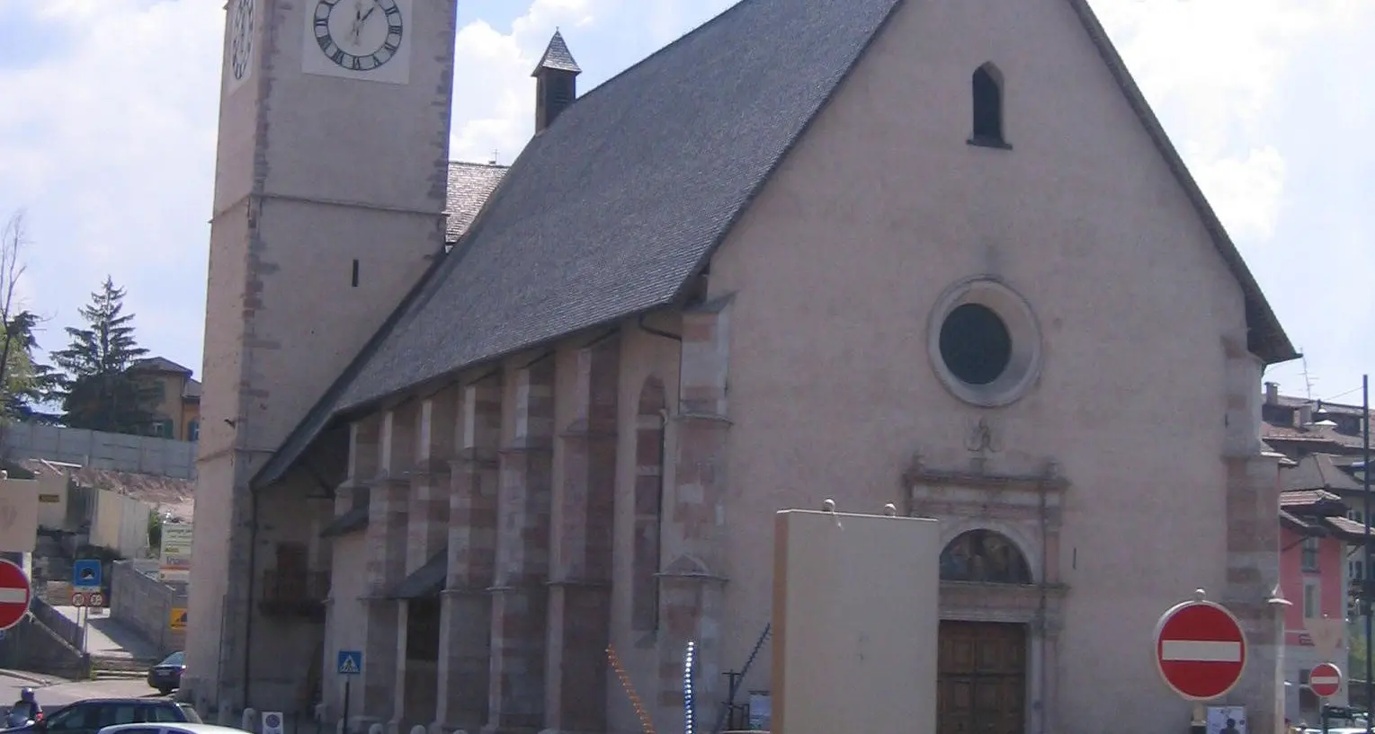 Devastata a picconate la chiesa di Cles