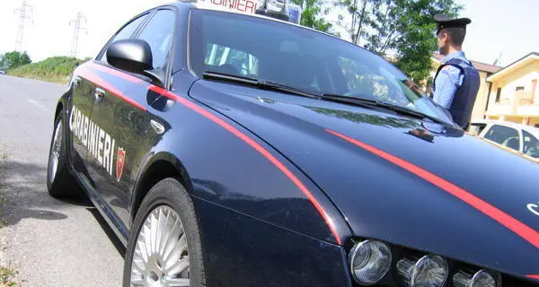 A spasso con in tasca due coltelli e hashish