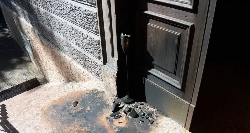 Molotov alla sede del Pd, la polizia visiona i filmati