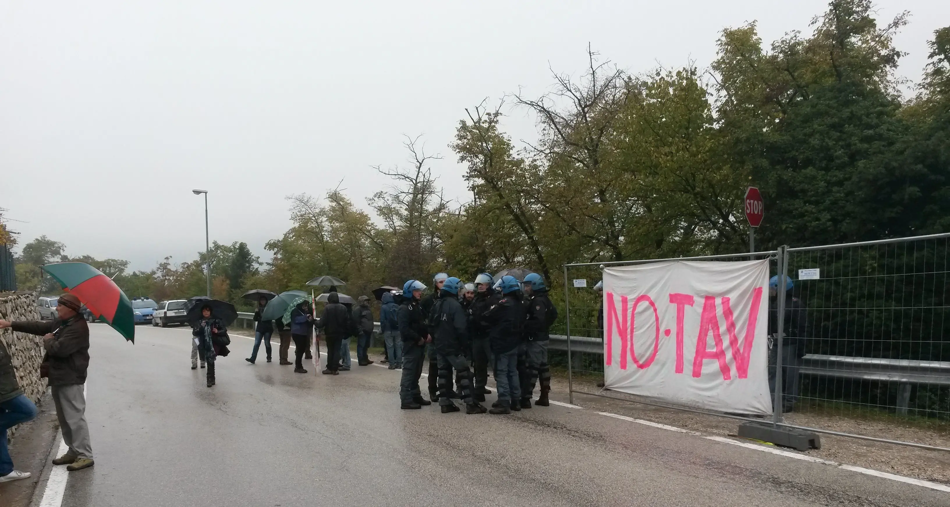 Disordini alle Novaline. I No Tav salgono sulla trivella