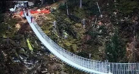 A Rabbi un ponte tibetano sopra la cascata