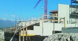 Costruiscono le tribune di un campo «fantasma»