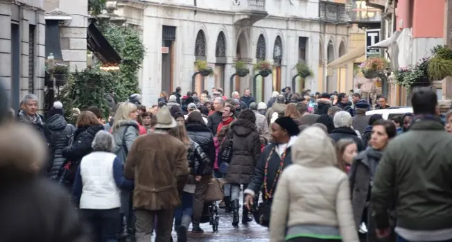 Saldi, strade piene ma negozi vuoti