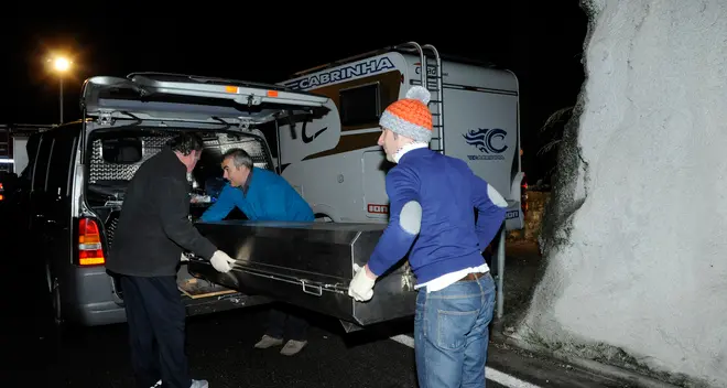 Trovato morto seminudo in un camper. Ipotesi: gioco erotico finito male