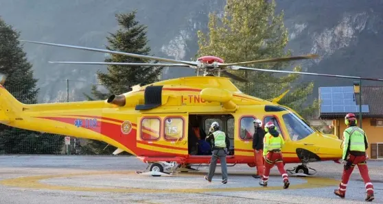 Auto contro moto in val di Sole, gravissimo motociclista