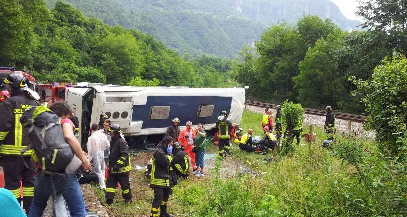 Feltre, si ribalta pullman trentino con 40 bambini a bordo: tre gravi