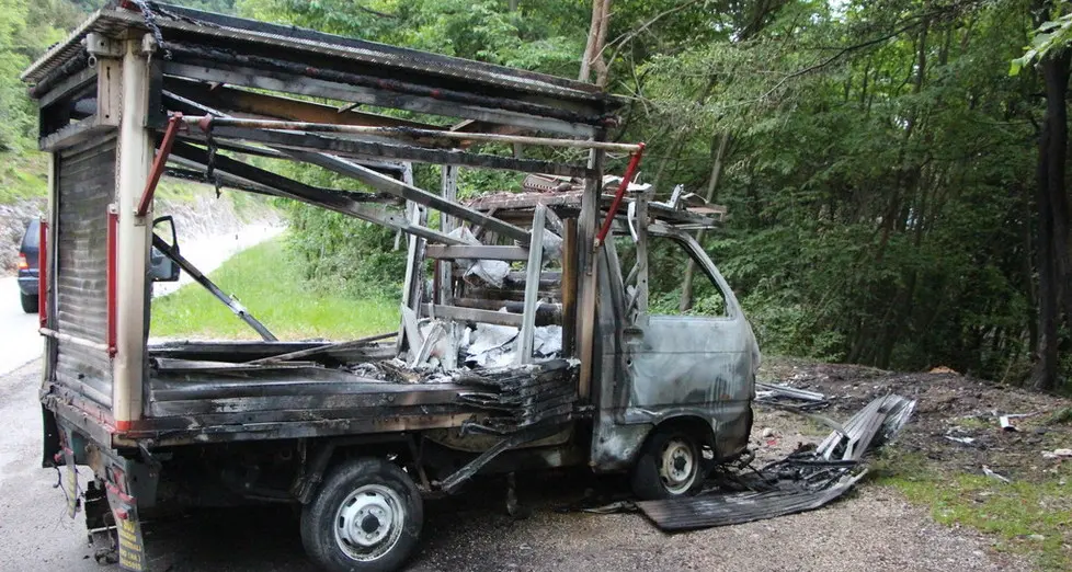 Furgone in fiamme nella notte a Ranzo