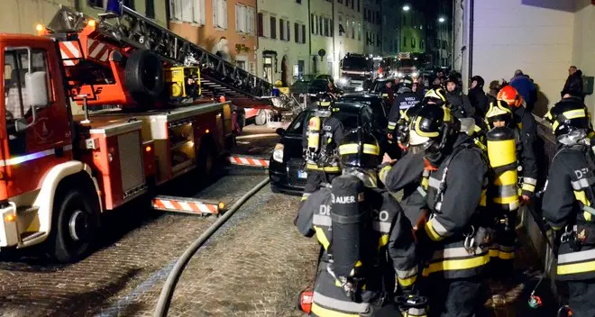 Brucia mansarda, famiglia evacuata