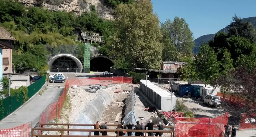 Piedicastello, al cantiere lavori con badili e carriole