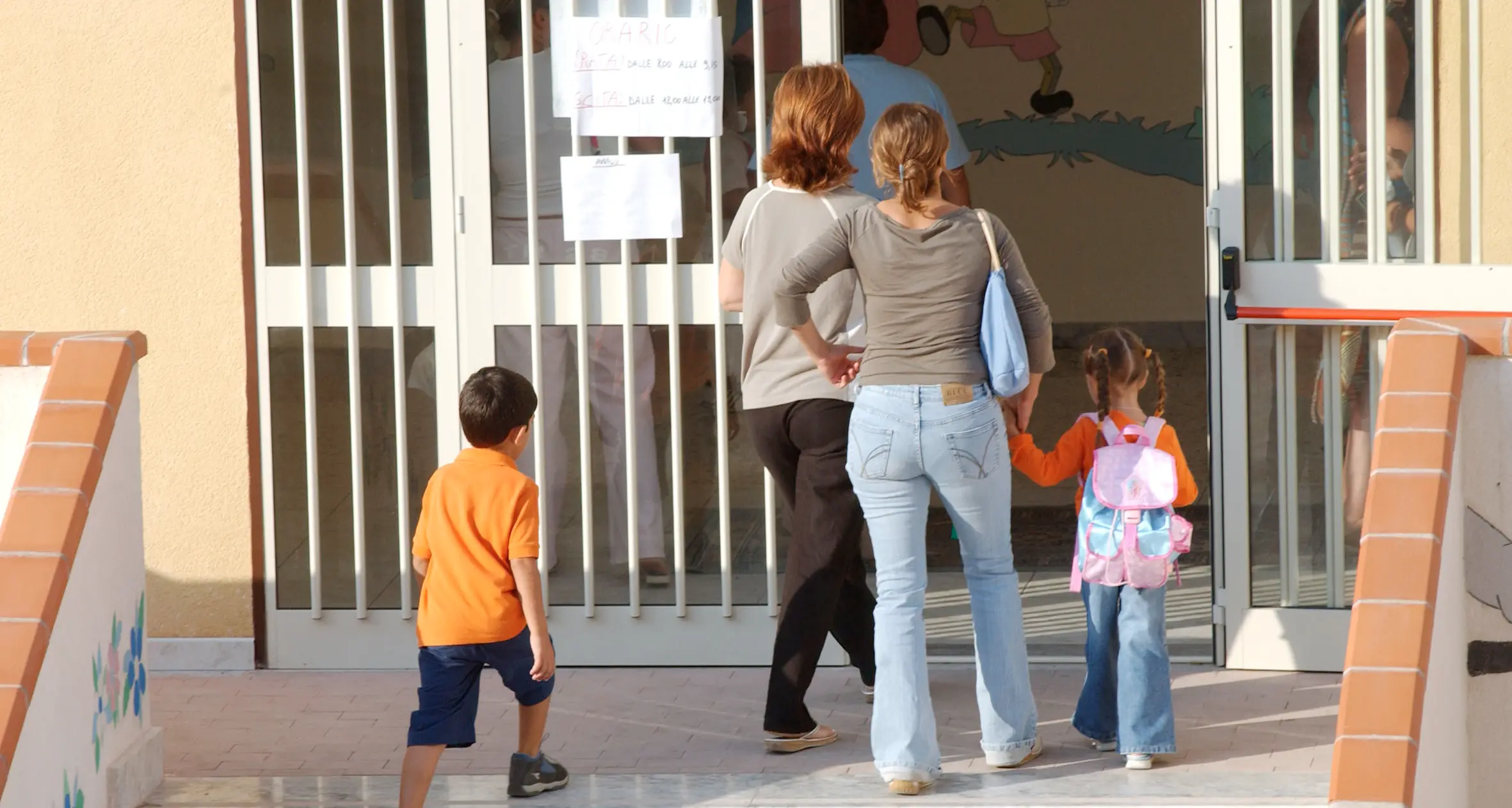 Maltrattamenti sui bimbi: maestra d'asilo a giudizio