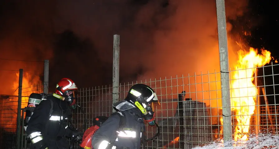 Volano, appiccano il fuoco a una legnaia
