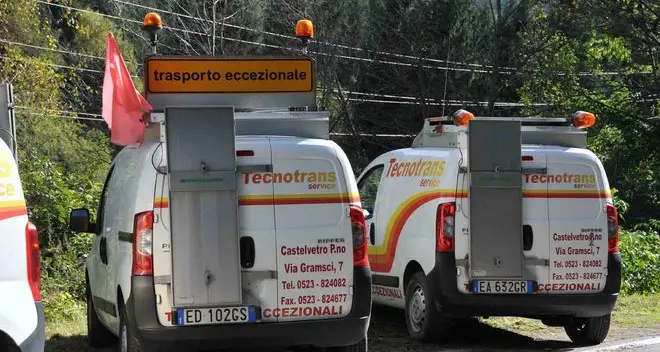 Camion perde il carico, strada chiusa
