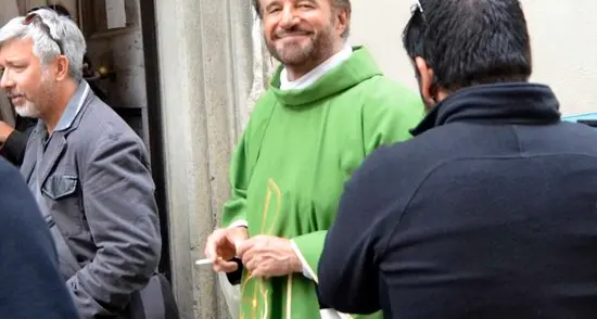 De Sica con i paramenti, il cellulare e... la sigaretta