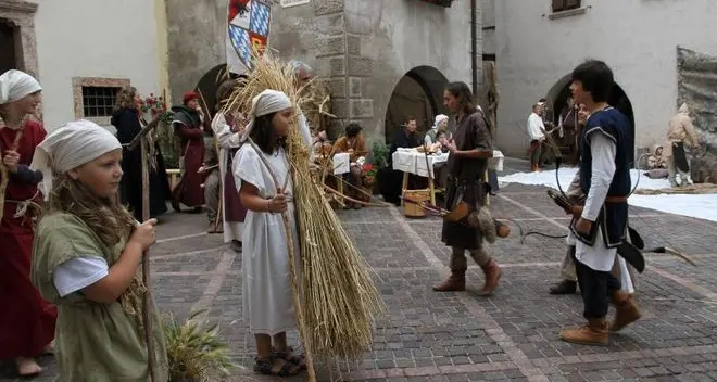 Cene, duelli e streghe. Pergine rivive il Medioevo