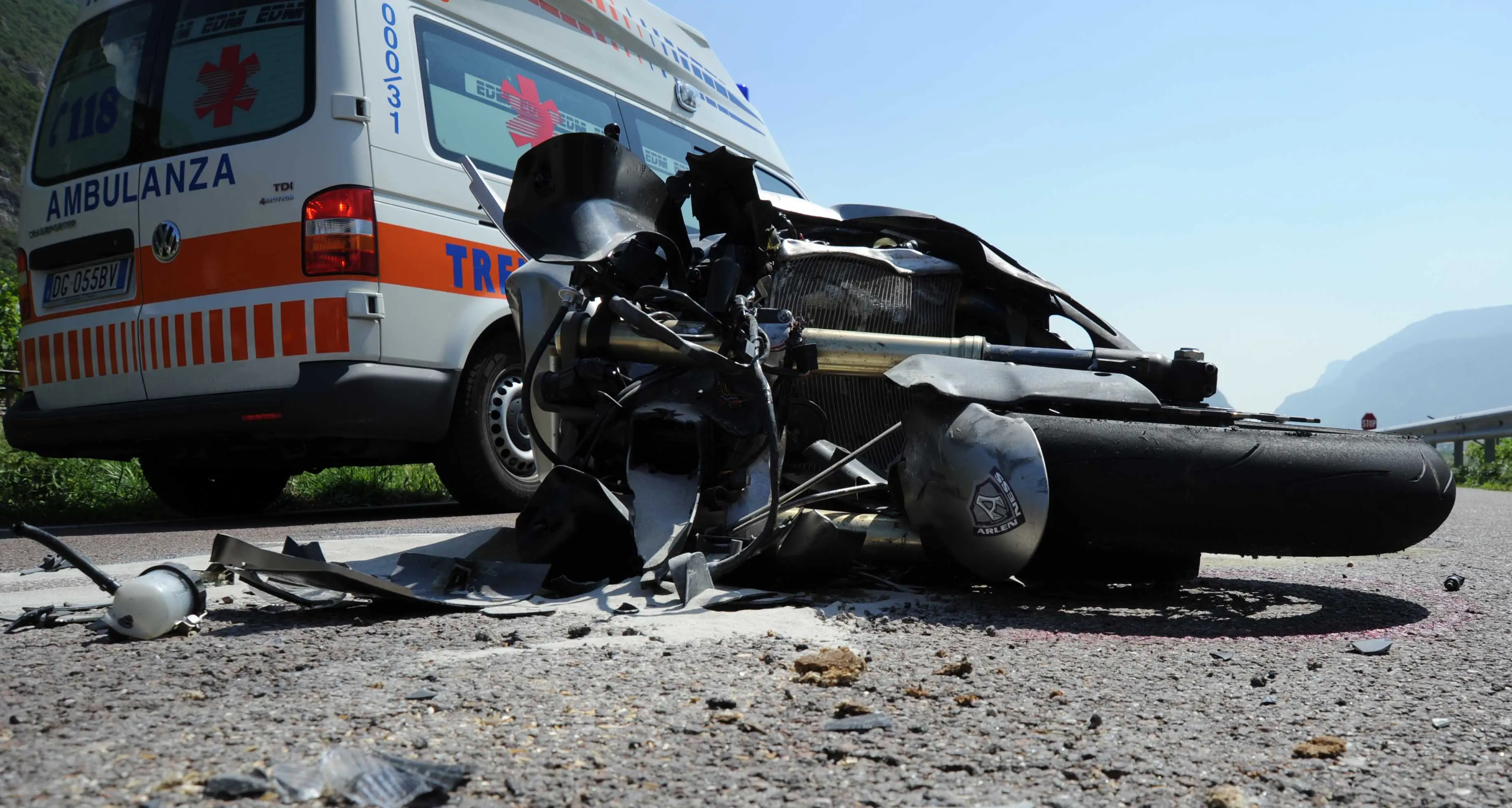 Incidente in A22, motociclista finisce fuori strada