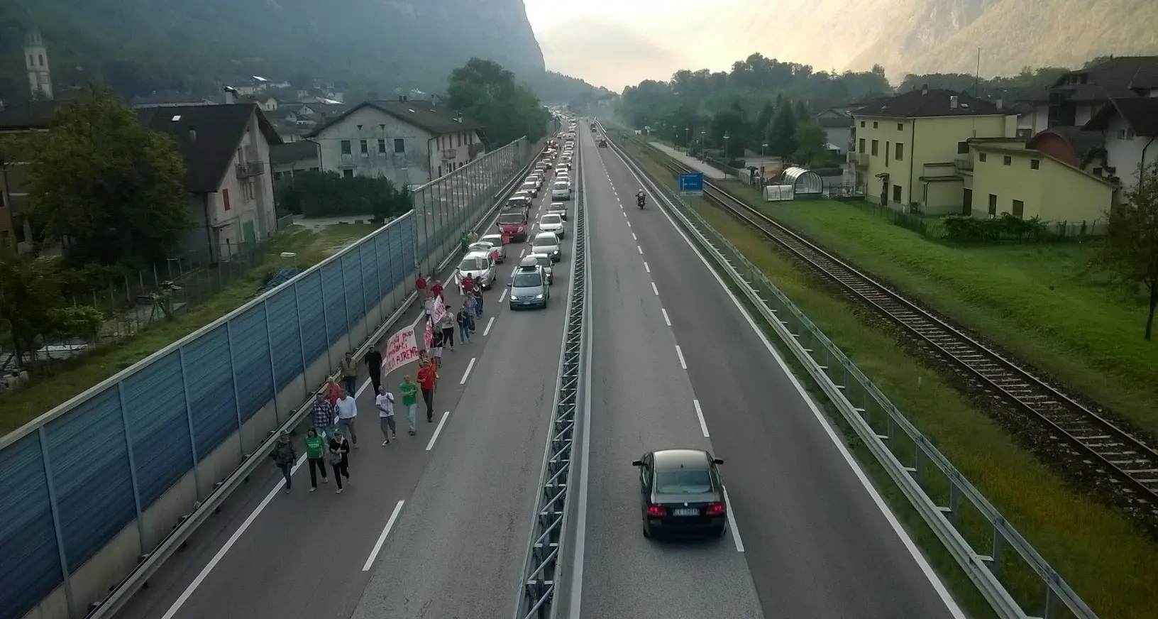 Il \"corteo lumaca\" paralizza la Valsugana