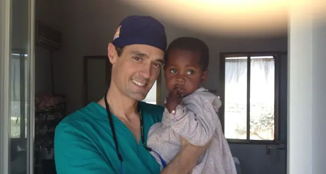 «Io, chirurgo in vacanza per curare bimbi africani»