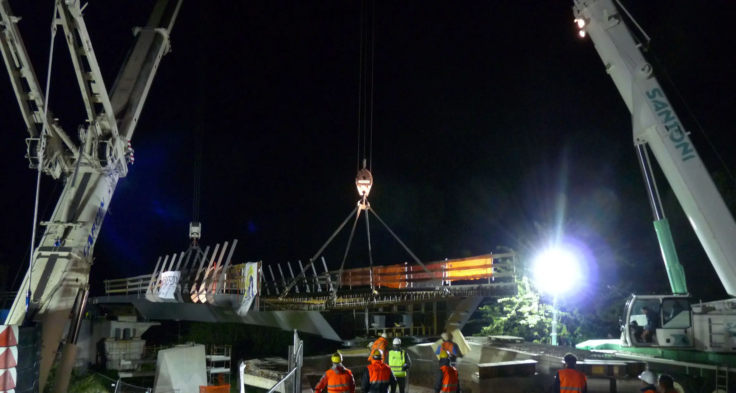In tre ore il ponte è stato montato