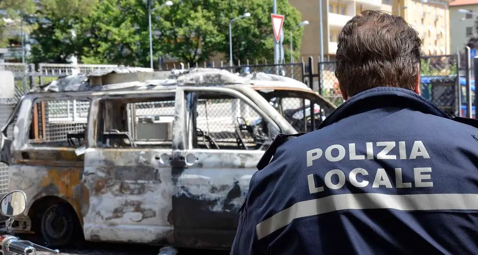 Rovereto, dato alle fiamme il furgone dei vigili