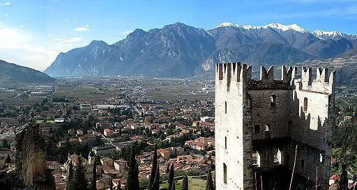 Turista muore nel dirupo del castello di Arco