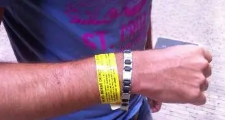 Alle feste è di moda il braccialetto anti-alcol