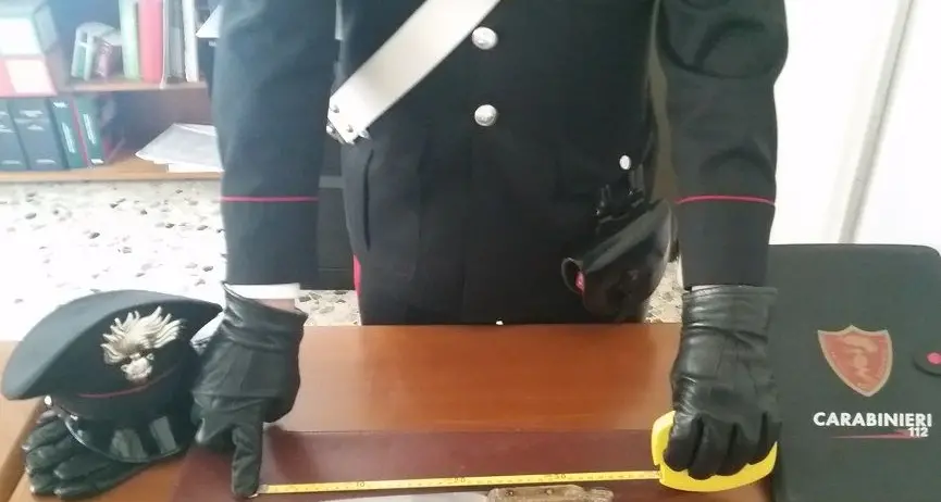 Entra al bar e minaccia un altro avventore con un coltello: denunciato