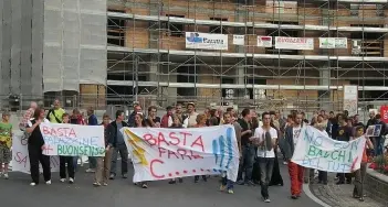 In 150 in piazza contro il «mostro»