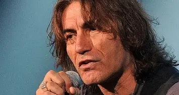 A Bolzano in settemila cantano con Ligabue in uno show trionfale