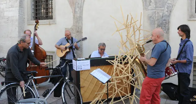 Inedito jazz mob in via Belenzani / VIDEO