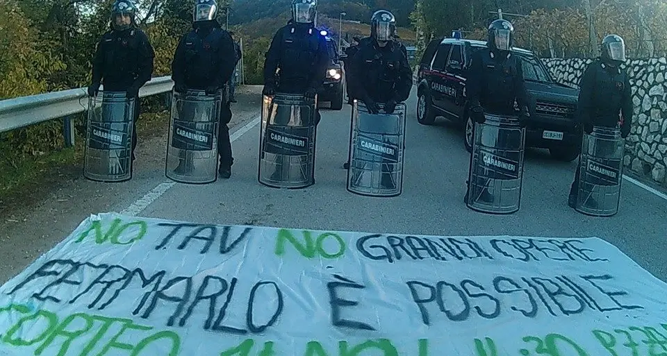 No Tav, assalto e lacrimogeni al cantiere di Mattarello