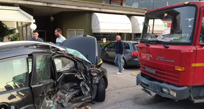 Schianto tra auto e camion: grave un trentenne