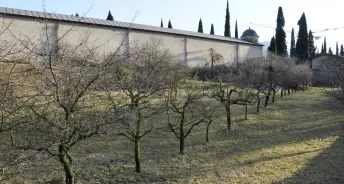 Al cimitero spazio anche per i laici