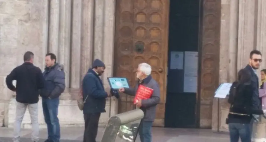 Mendicanti in Duomo L’insegnante non ci sta
