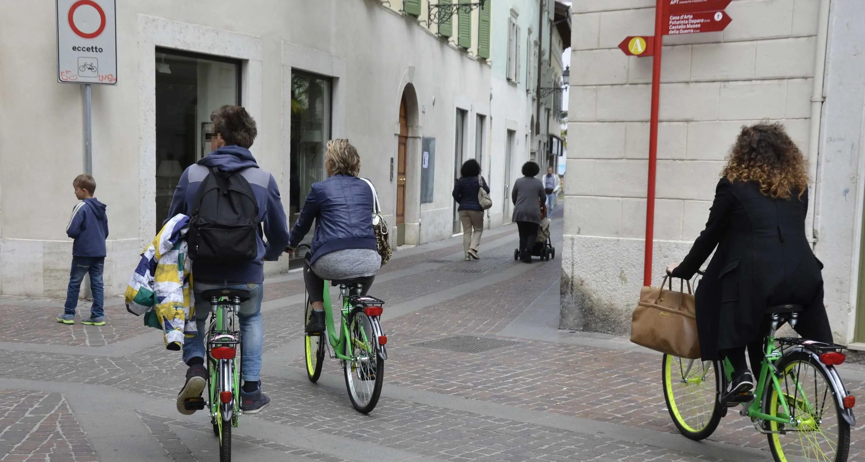 Rissa tra un ciclista e due pedoni: denunciati tre giovani