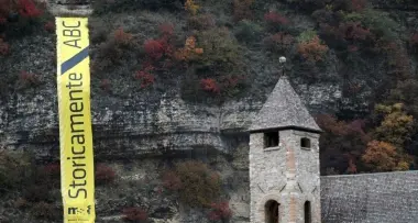 Lo striscione che rovina le foto di Sant'Apollinare / SEGNALA