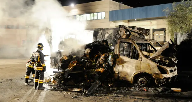 Rogo doloso ad Arco: distrutti nove furgoni