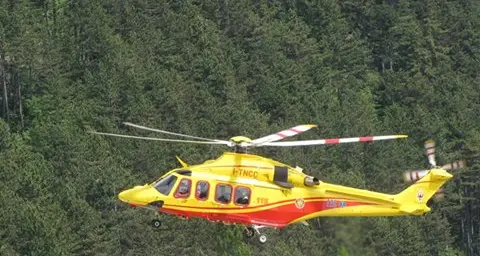 Pescatore scivola nel torrente e si rompe una gamba