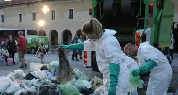 Nei cassonetti c'è ancora di tutto