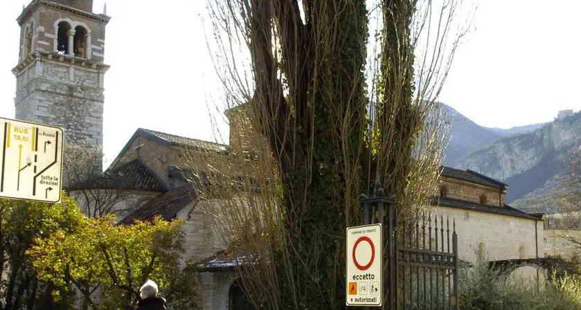 «Sesso tra minorenni nei giardini della chiesa»